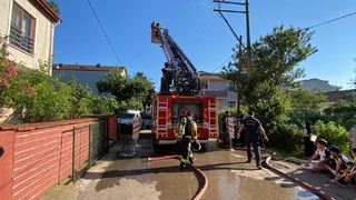 Mahalleli söndürme çalışmalarını meraklı gözlerle izledi