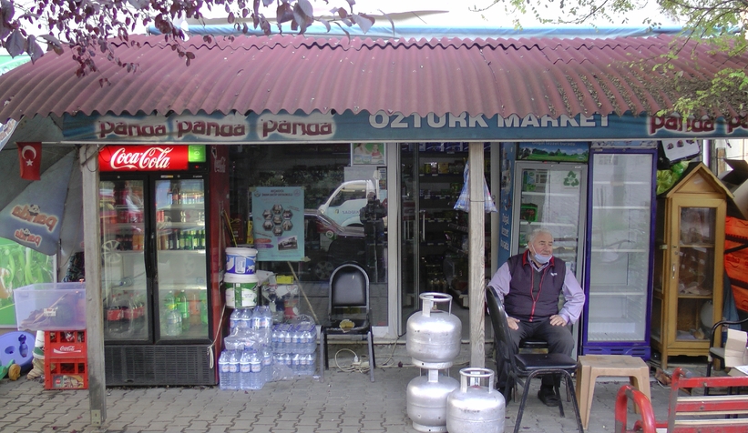 Mahallelinin bakkal borcunu ödedi