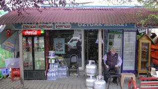 Mahallelinin bakkal borcunu ödedi