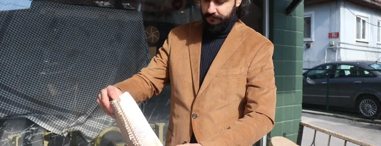 Mahallelinin bakkal borcunu ödedi