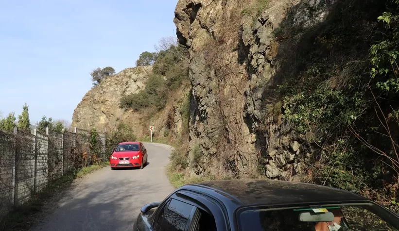 Mahallelinin üstüne taş yağıyor