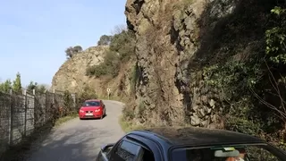 Mahallelinin üstüne taş yağıyor