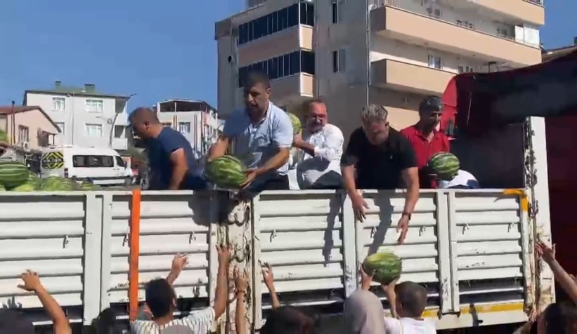 Mahalleliye karpuz dağıtıldı: 27 ton 1 saatte bitti