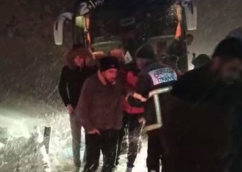 Mahsur kalan yolcular kurtarıldı