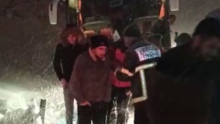 Mahsur kalan yolcular kurtarıldı