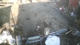 Makineye sıkışıp canından olmuştu, dehşet anları kamerada