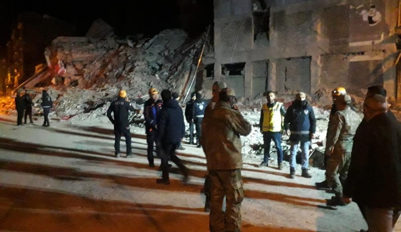 Malatya’da ağır hasarlı 4 katlı bina çöktü