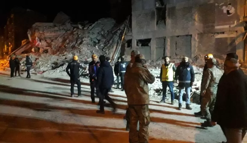 Malatya’da ağır hasarlı 4 katlı bina çöktü