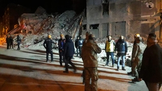 Malatya’da ağır hasarlı 4 katlı bina çöktü