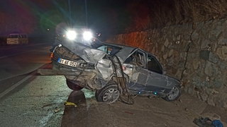 Mandaya çarpan otomobil hurdaya döndü: 2 yaralı