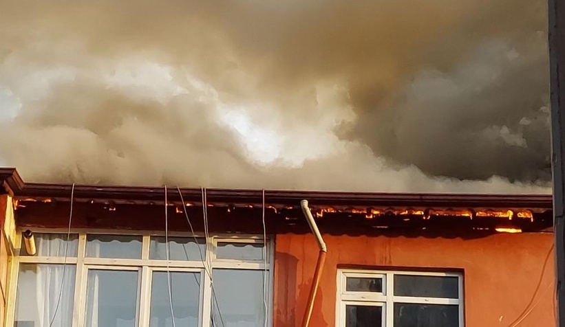 Mangal yapmak için yaktıkları ateş, binayı kül ediyordu