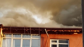 Mangal yapmak için yaktıkları ateş, binayı kül ediyordu