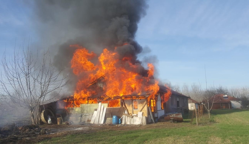 Marangoz atölyesi alev alev yandı