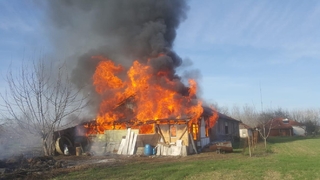 Marangoz atölyesi alev alev yandı