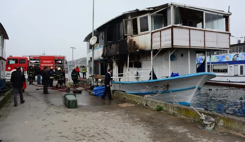 Marinada yanan tekne kullanılamaz hale geldi