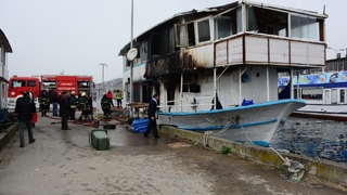 Marinada yanan tekne kullanılamaz hale geldi