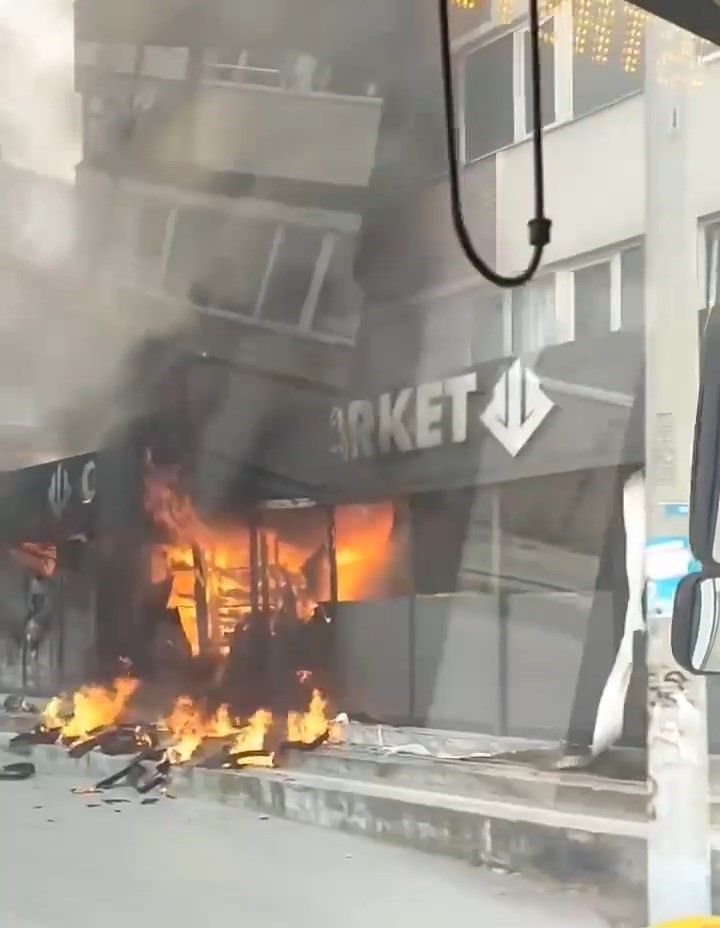 Market alevlere teslim oldu