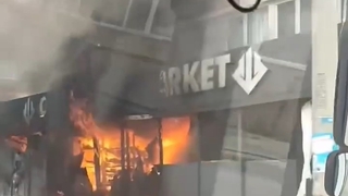 Market alevlere teslim oldu