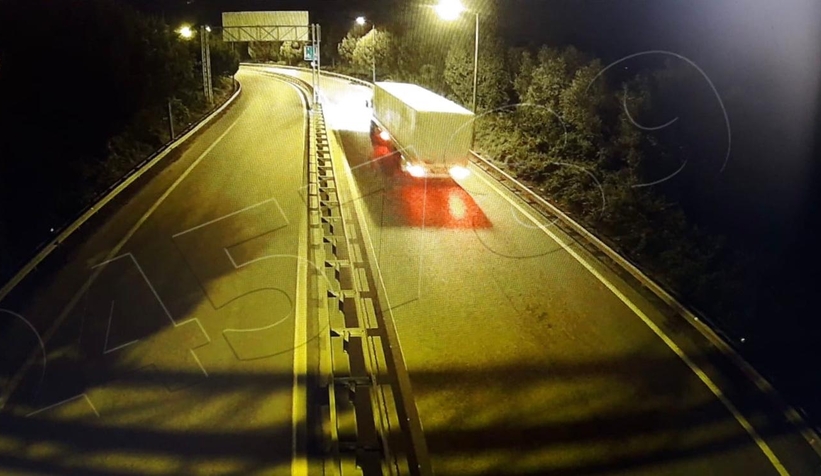 Market ürünlerinin bulunduğu tırı çaldılar