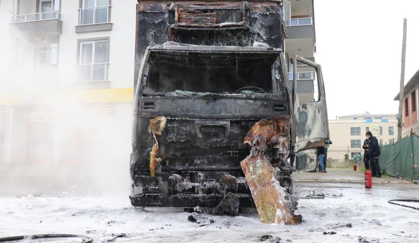 Markete mal sevkiyatı yapan kamyon yandı