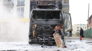 Markete mal sevkiyatı yapan kamyon yandı