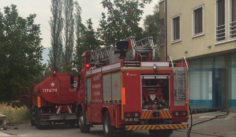 Marketin deposunda yangın çıktı