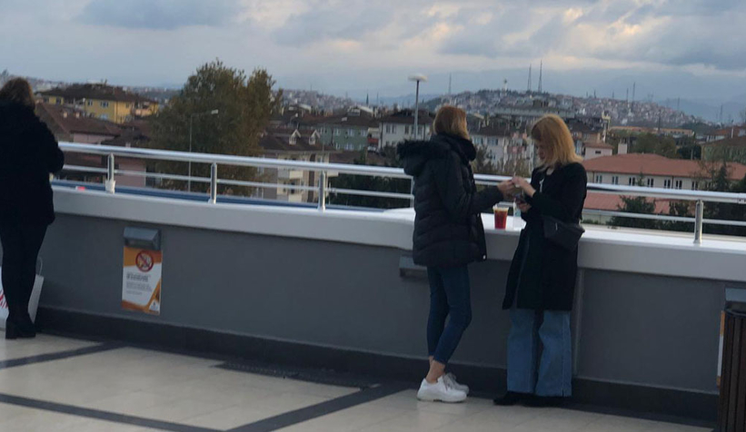 Masa sandalye olmayınca soluğu terasta aldılar