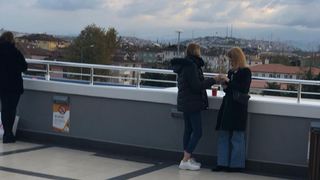 Masa sandalye olmayınca soluğu terasta aldılar