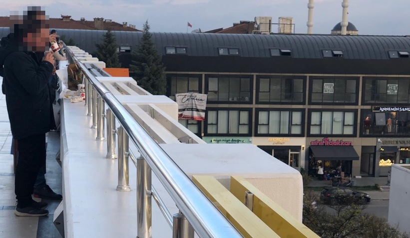 Masa Sandalye Olmayınca Soluğu Terasta Aldılar