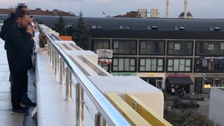 Masa Sandalye Olmayınca Soluğu Terasta Aldılar