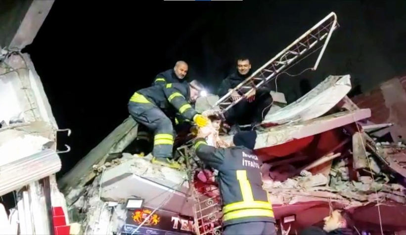 Masal bebek enkaz altından 44 saat sonra sağ çıkarıldı