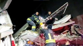 Masal bebek enkaz altından 44 saat sonra sağ çıkarıldı