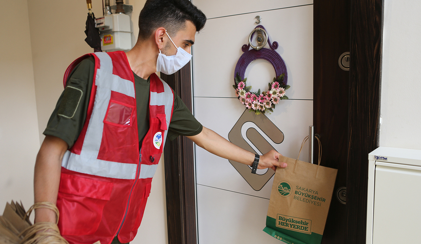 Maske dağıtımı iki ilçede devam etti