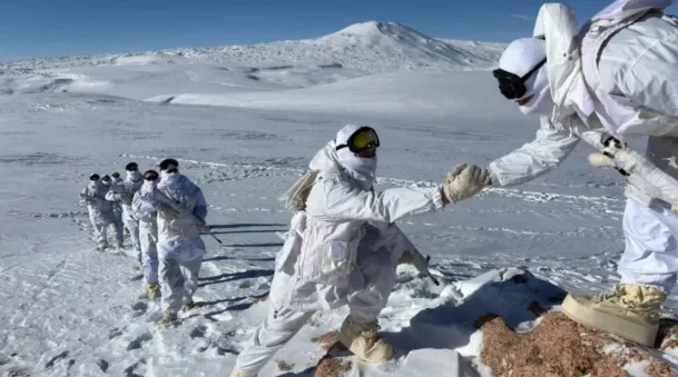 Mehmetçik kar altında hudut güvenliği için görevde