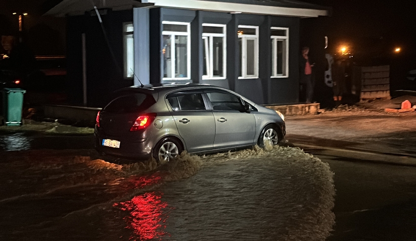 Melen Çayı taştı, 1000’e yakın araç tahliye edildi