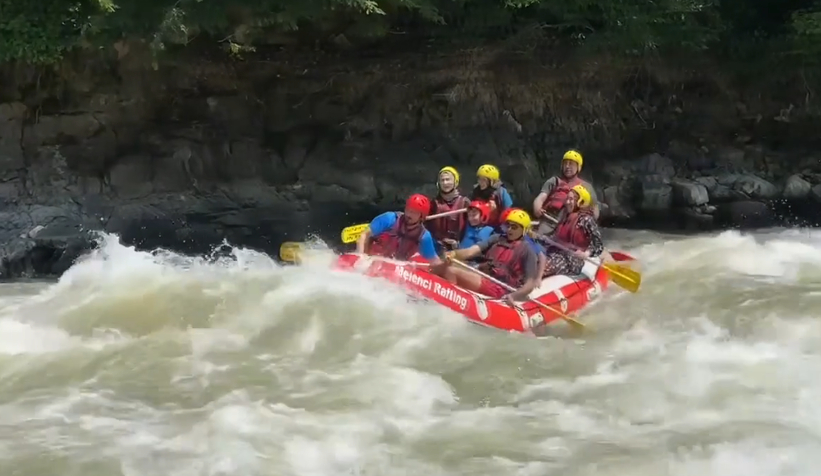 Melen'de rafting yaparak serinlediler