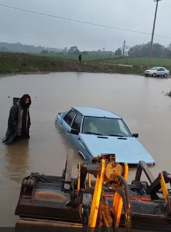 Menfez tıkandı otomobil su içinde kaldı