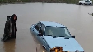 Menfez tıkandı otomobil su içinde kaldı