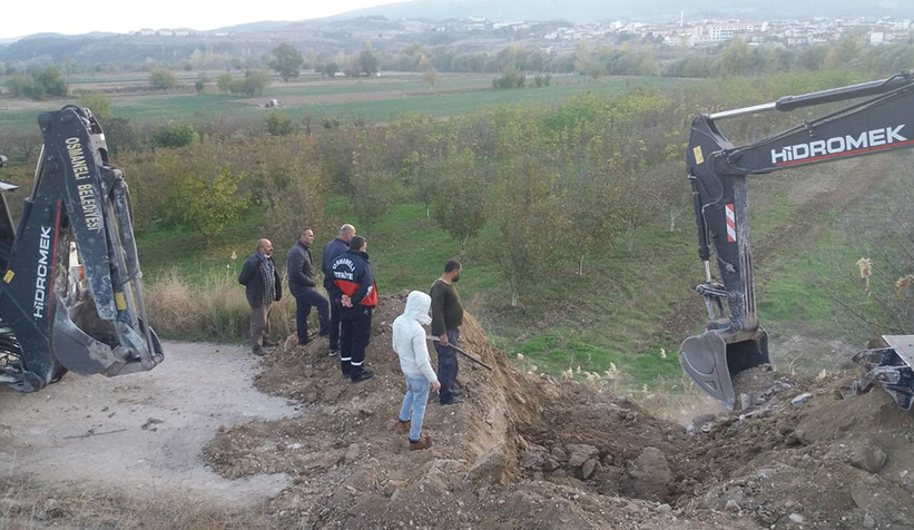 Menfezde sıkışan 4 inek kurtarıldı