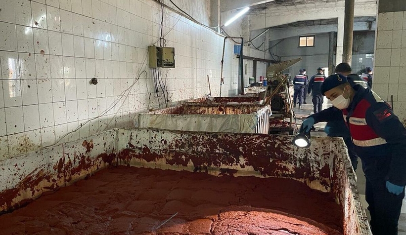 Merdiven altı salça üretimine baskın; 25 ton...