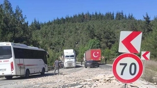 Mermerleri tutan halatlar kopunca olanlar oldu