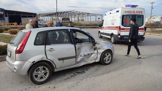  Metal hurda yüklü tır ile otomobil çarpıştı: 1 yaralı