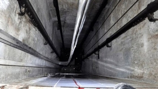 Metrelerce yüksekten yere çakıldı