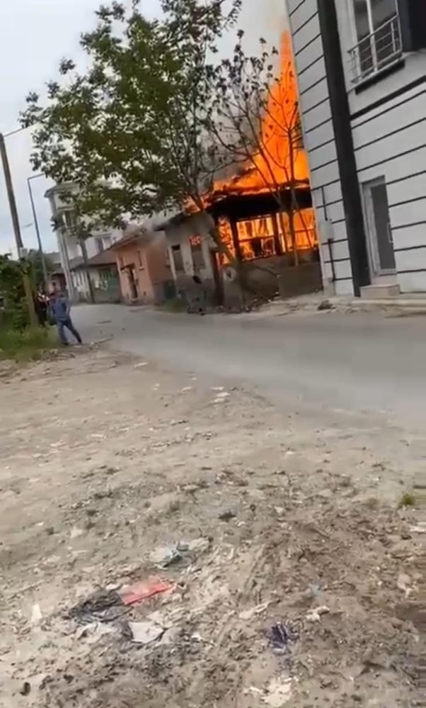 Metruk ev alev alev yandı