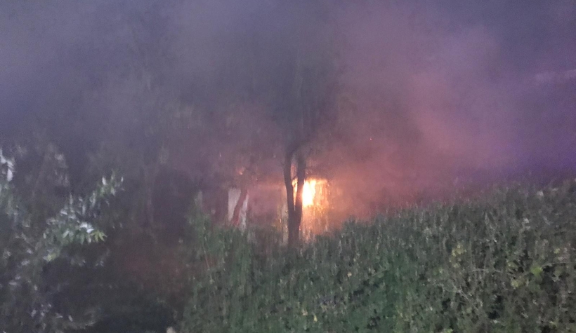 Metruk ev yandı, dumanlardan göz gözü görmedi