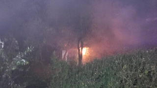 Metruk ev yandı, dumanlardan göz gözü görmedi