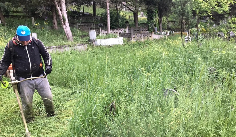 Mezarlıklar bayrama hazırlanıyor