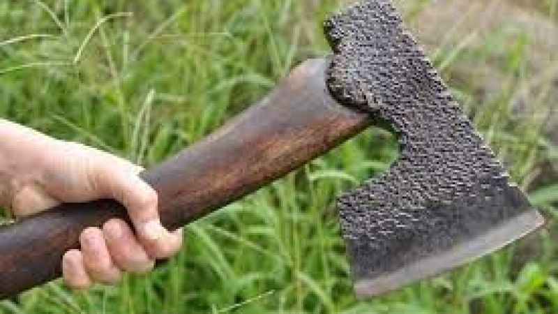 Mezarlıkta baltalı saldırı: 2 kişi ağır yaralandı