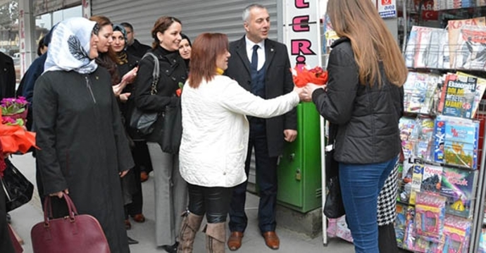 MHP’li Kadınlar Çiçek Dağıttı…