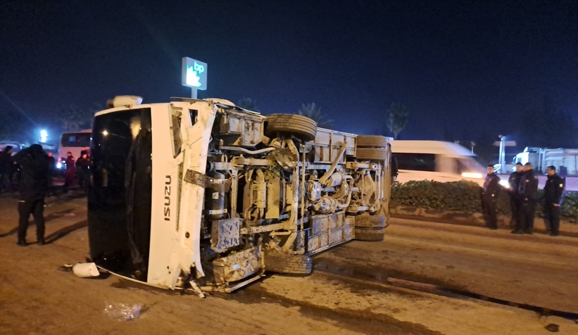Midibüs devrildi, 25 polis yaralandı